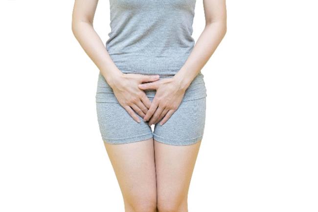 אישה שמה את ידיה באזור הירכיים - מסמל בעיות באסתטיקה הוגינלית